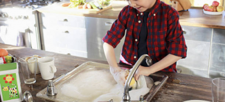 Harvardska studija: Deca koja redovno rade kućne poslove biće uspešnija u životu