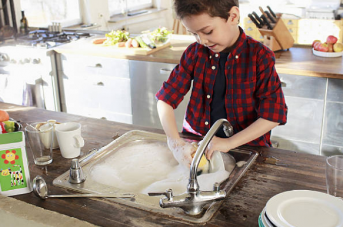Harvardska studija: Deca koja redovno rade kućne poslove biće uspešnija u životu