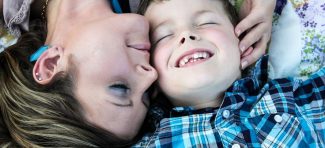 Nezdravi odnosi: Kad majka previše vezuje dete za sebe