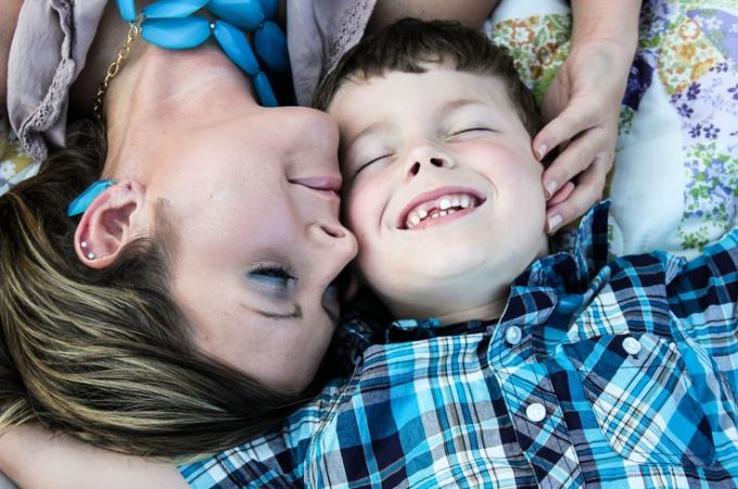 Nezdravi odnosi: Kad majka previše vezuje dete za sebe