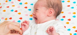 Trik jedne mame: Kako bebi dati sirup bez prosipanja