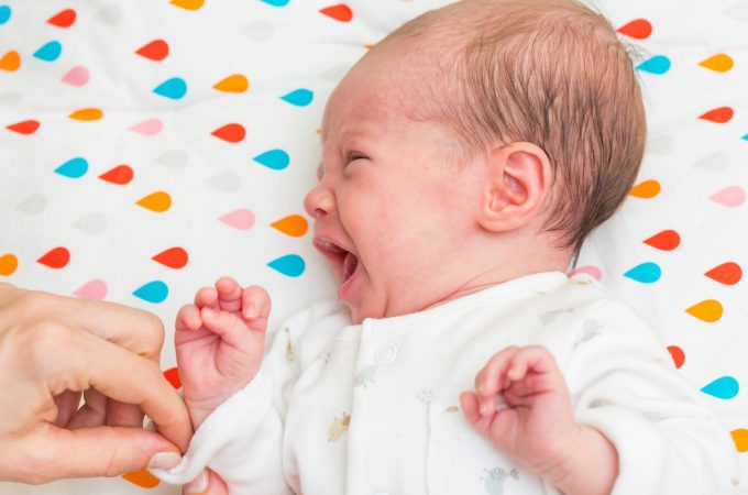 Trik jedne mame: Kako bebi dati sirup bez prosipanja