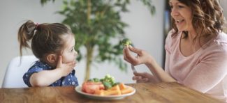 Studija: Deca će pojesti više povrća ako vide da roditelji uživaju u njemu