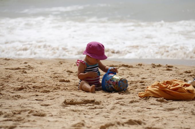 Zašto je igranje peskom i vodom odlično i za bebe i za stariju decu