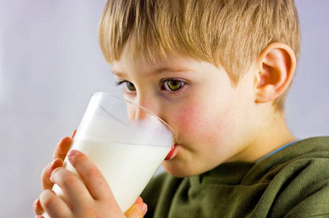Deca koja piju kravlje mleko viša su od vršnjaka