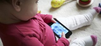 Defektolog-logoped: Bebe nikako ne smirivati pametnim telefonima