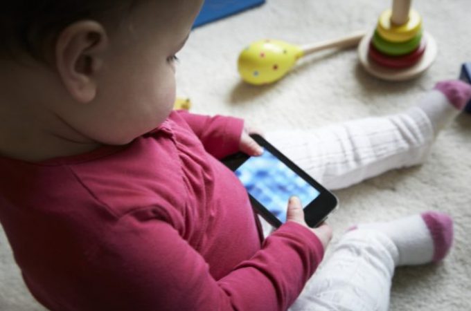 Defektolog-logoped: Bebe nikako ne smirivati pametnim telefonima