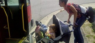 Vozač GSP je izbacio majku s bebom iz autobusa i pokrenuo poražavajuću raspravu na Fejsu