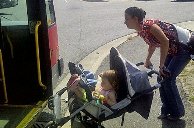 Vozač GSP je izbacio majku s bebom iz autobusa i pokrenuo poražavajuću raspravu na Fejsu