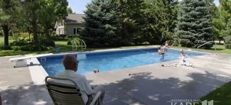 Deka (94) u dvorištu napravio bazen za decu iz komšiluka da ne bi bio usamljen