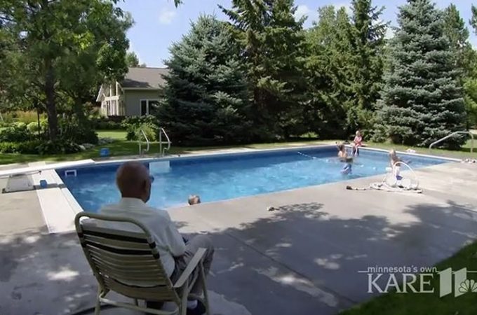 Deka (94) u dvorištu napravio bazen za decu iz komšiluka da ne bi bio usamljen