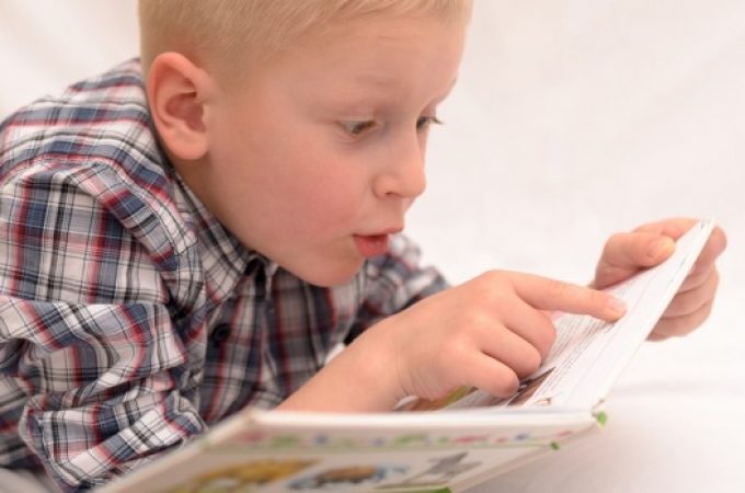 Kako pomoći dečacima koji teško čitaju?