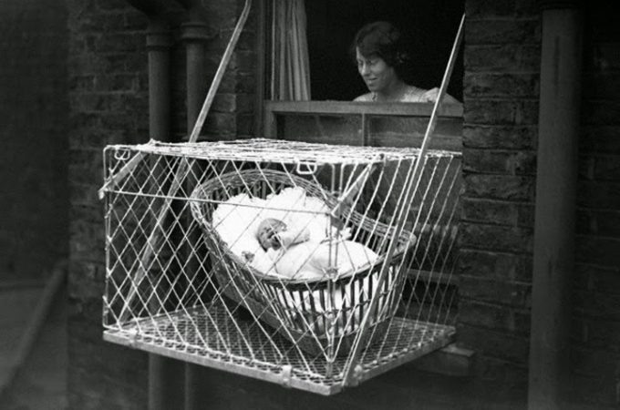 Viseći kavezi za bebe su nekada bili veliki hit u Londonu