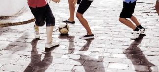Policija hoće da zabrani deci igranje fudbala na ulici?