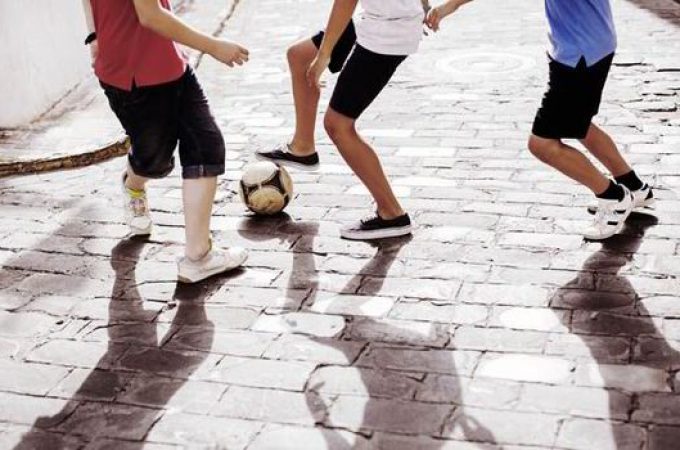 Policija hoće da zabrani deci igranje fudbala na ulici?