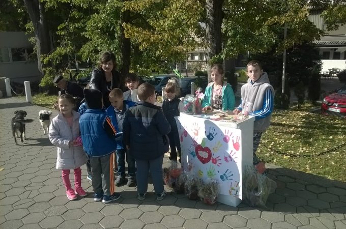 Na ove mališane ponosna je cela Srbija: Osnovci drugarici prikupili novac za lekove!