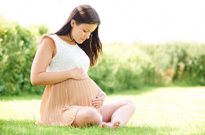 Zašto niske žene imaju kraće trudnoće i rađaju manje bebe?