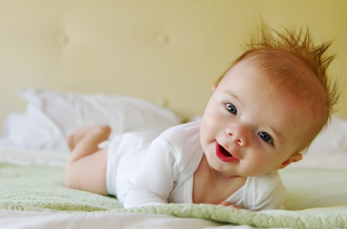 Bebe se osmehuju da bi upravljale roditeljima