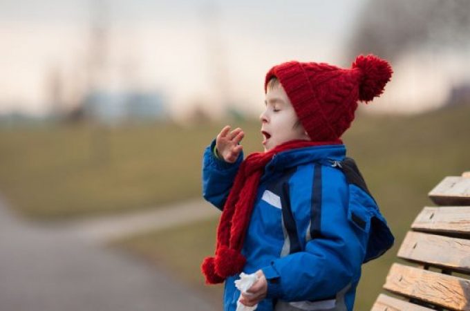 Kašalj i infekcije disajnih puteva: kada dete ne bi trebalo da ide u vrtić ili školu?