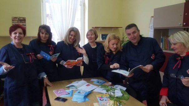 u skolu bez telefona nastavnici u uniformama