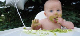 Šta se desi kad pustite bebe da se same hrane?