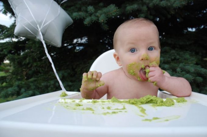 Šta se desi kad pustite bebe da se same hrane?