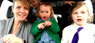 Dirljiv video: 50 mama dece sa daunovim sindromom rastopilo srca širom sveta