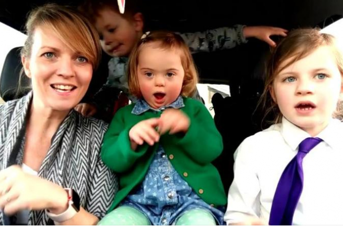 Dirljiv video: 50 mama dece sa daunovim sindromom rastopilo srca širom sveta