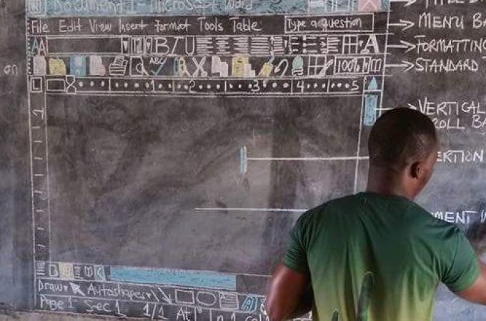 Učitelj iz Gane učio decu informatici bez računara