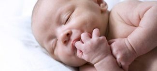 Šta nam sve govore bebine oči i pokreti ruku?
