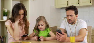 Kako mobilni telefoni štete odnosu roditelja i dece?