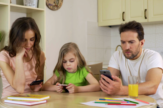 Kako mobilni telefoni štete odnosu roditelja i dece?
