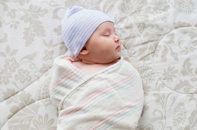 Zamotavanje bebe kao recept za smirivanje i bolji san