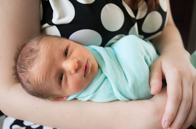 Držanje bebe u naručju utiče na razvoj njenog mozga