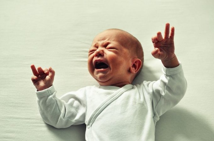 Pokrenuta stara debata: Da li je u redu ostaviti bebu da plače?