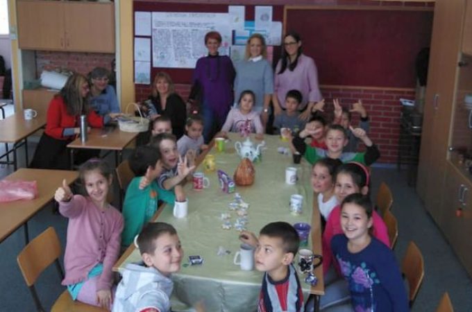 Sedam godina tradicije: Nastavnica istorije organizuje čajanke u surčinskoj školi