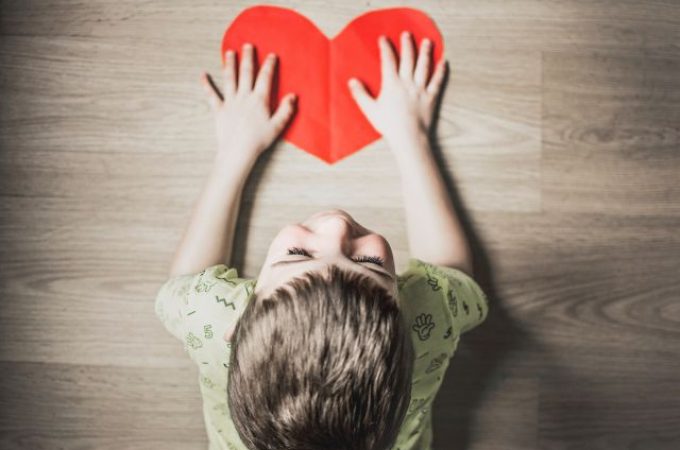 Neuropsiholog Alan Šor: Dečacima potrebno više nežnosti i saosećanja nego devojčicama