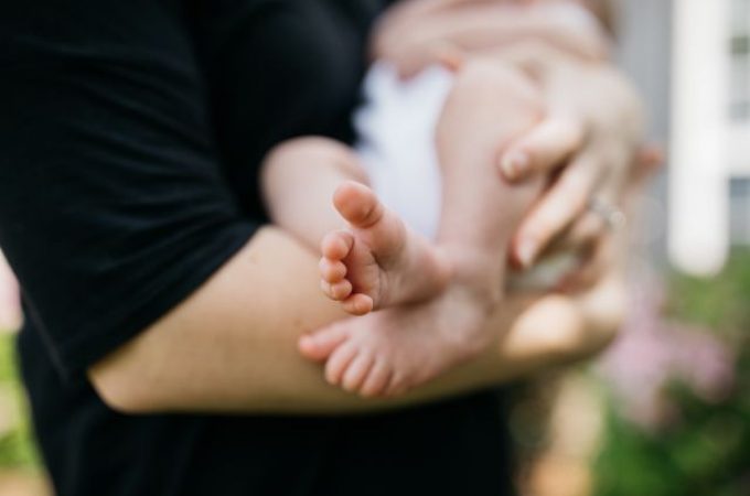 Odlaganje prvog bebinog kupanja – uspešnije dojenje