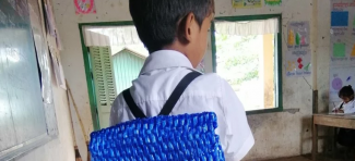Sinu nije mogao da priušti školsku torbu pa ju je napravio sopstvenim rukama