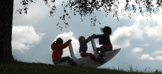 Zašto u porodice sa troje dece u Srbiji gledaju kao da su nenormalni