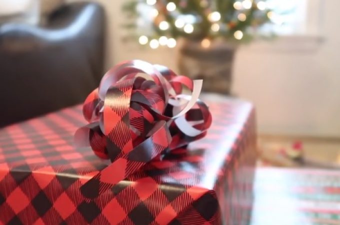 Novi originalan trik za lako pakovanje novogodišnjih poklona