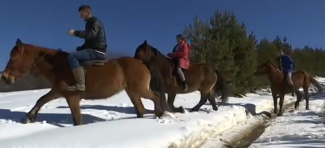 Deca na Goliji kroz smetove išla na konjima, nosili pomoć komšijama
