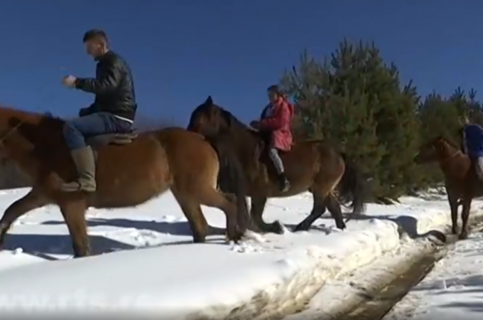 Deca na Goliji kroz smetove išla na konjima, nosili pomoć komšijama