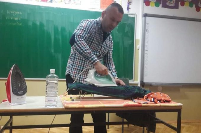 Podgorički učitelj Sava uči đake peglanju i drugim kućnim poslovima