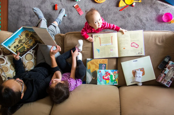Kućna biblioteka od najmanje 80 knjiga donosi brojne dobrobiti za dečji mozak