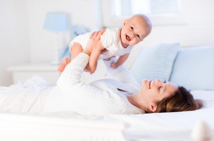 Bebi teleks za maj: Bebe umeju da pevaju, voće u trudnoći podstiče razvoj mozga, majke mogu da “nanjuše” kad dete počinje da odrasta…