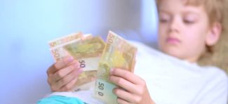 Osmogodišnji dečak iz Švajcarske pokušao da plati novčanicama za igranje u prodavnici. Dobio dosije na 12 godina