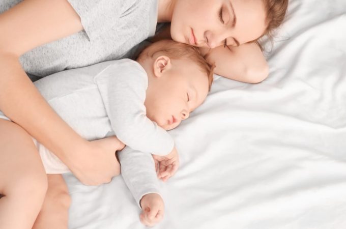 Treba li spavati sa bebom u istom krevetu: Stručnjaci tvrde da osećaj blizine pozitivno utiče na psihički razvoj