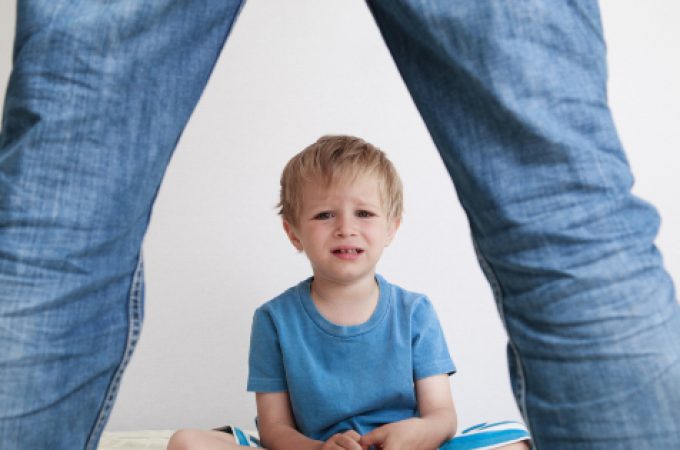Prestrogi roditelji – nesrećna i nesigurna deca deca