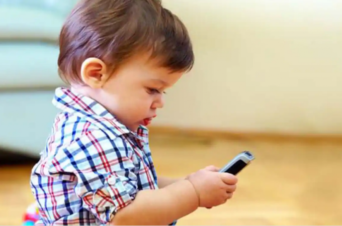 Pedijatri upozoravaju: Deformiteti zbog korišćenja mobilnog telefona mogu da budu ozbiljni
